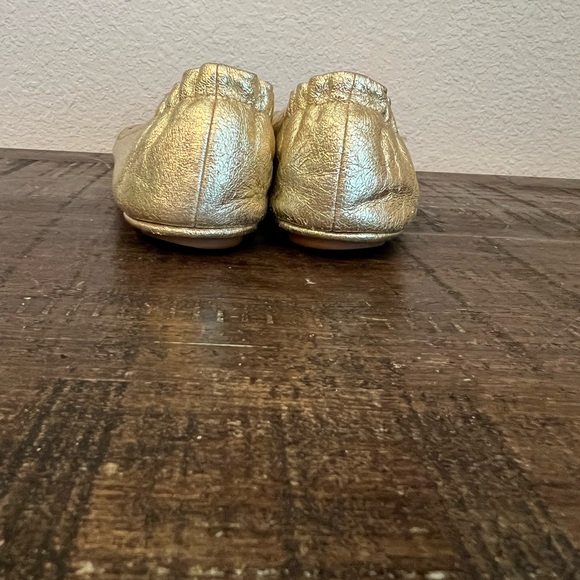 Tory Burch Reva Gold Ballet Flats Leather Metal Logo Medallion Size 5 - Picture 6 of 11